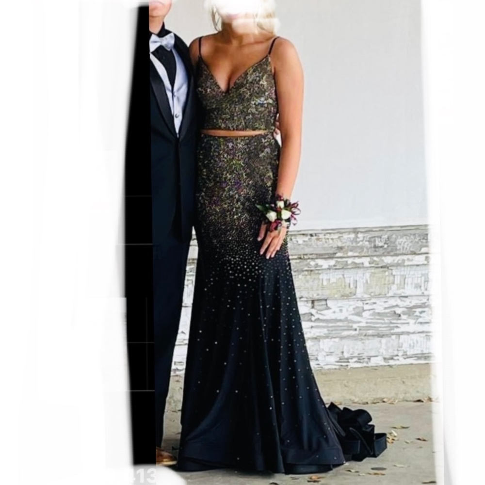 PROM!! A 2022 Fit and Flare, Stone Embellished Two Piece Dress by Alyce, size 8